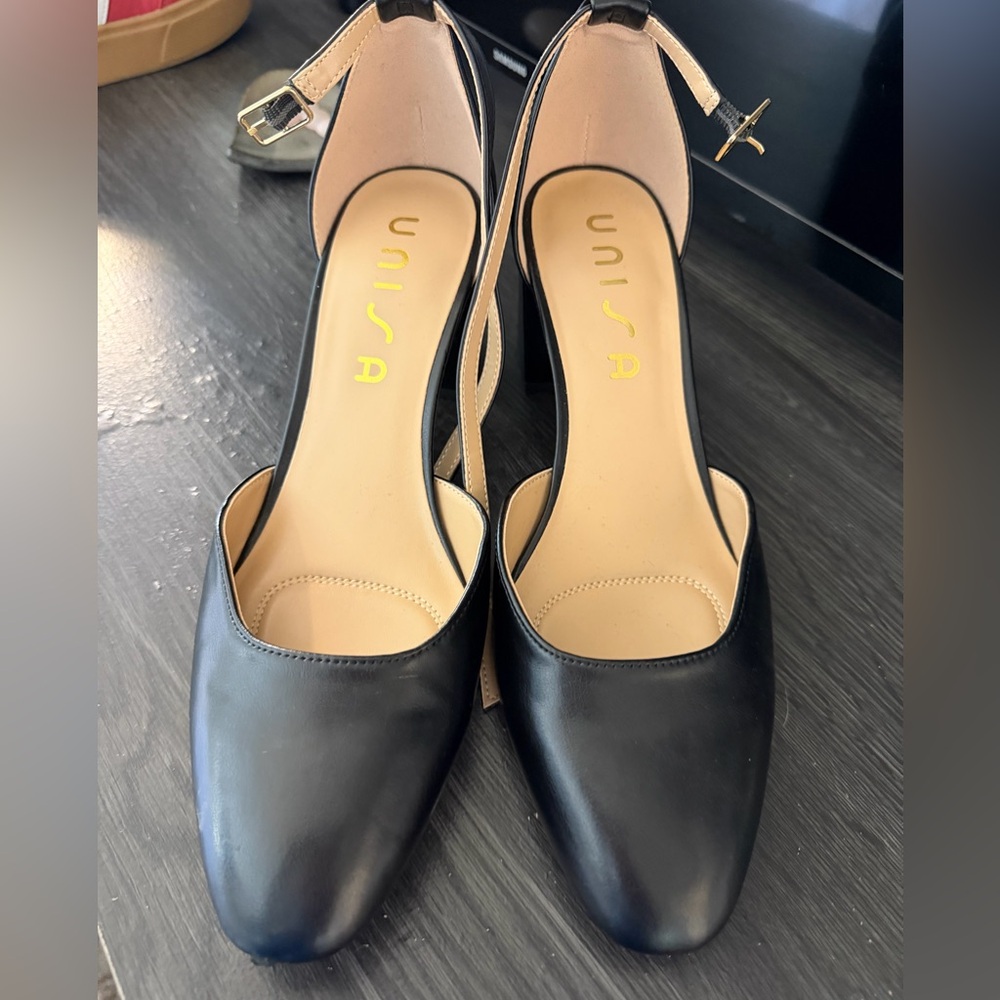 Unisa Black Leather Pointed Slingback Heels
